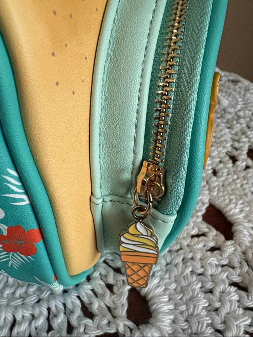 Our Universe Disney Donald Duck & Nephews 90th  Anniversary Beach Theme Bag NWT - Picture 6 of 8